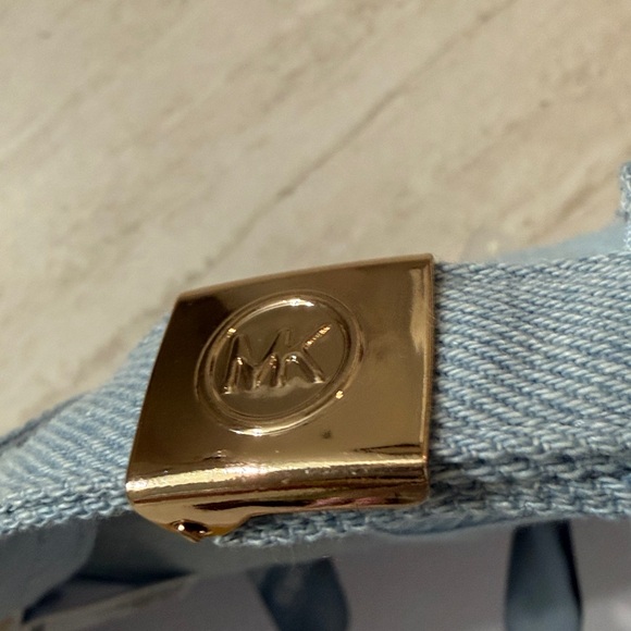 Michael Kors Light Blue denim .. MK embroidery logo
Silver snap back - Picture 4 of 5